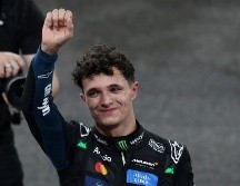 La carrera en el circuito de Yas Marina no fue un espectáculo de rebases ni de duelos rueda a rueda; fue, más bien, una batalla de nervios en la que Norris supo conducirse hasta el triunfo. EFE / A. Haider