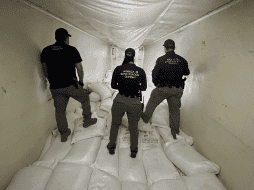 La droga decomisada era transportada en un tractocamión, dentro de costales. X / @OHarfuch