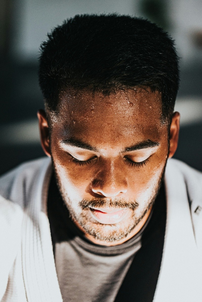  Es importante recordar que la sudoración es un proceso totalmente natural y los olores provienen de bacterias que se combinan con el mismo, sin embargo, hay ciertos métodos para evitar  olor demasiado mal. UNSPLASH/Nathan Dumlao 