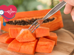 Una pieza mediana de esta fruta proporciona alrededor de 5 gramos de fibra, más del 100% del valor diario recomendado de vitamina C y una cantidad significativa de potasio. CANVA