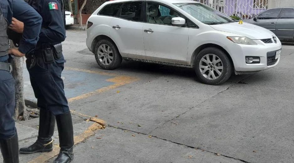 Cuatro personas llegaron en una camioneta blanca Mazda; uno de ellos bajó y disparó tres veces contra la motociclista. EL INFORMADOR / RUBÍ BOBADILLA 