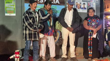 La protesta reunió carteles con los nombres y perfiles de las y los activistas, pero también a asistentes de la comunidad indígena de Azqueltán, cuyos integrantes han denunciado los conflictos que enfrentan. EL INFORMADOR/ R. BOBADILLA.