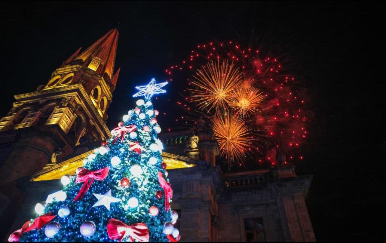 Con fuegos artificiales, un espectáculo de luces en la fachada de la Catedral, shows en vivo y el tradicional encendido del árbol, el Centro Histórico de Guadalajara recibió la Navidad con la inauguración del Festival Ilusionante 2025.EL INFORMADOR / J. Acosta