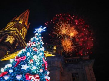 Con fuegos artificiales, un espectáculo de luces en la fachada de la Catedral, shows en vivo y el tradicional encendido del árbol, el Centro Histórico de Guadalajara recibió la Navidad con la inauguración del Festival Ilusionante 2025.EL INFORMADOR / J. Acosta