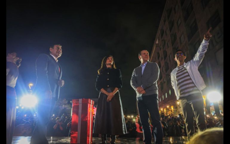 Con fuegos artificiales, un espectáculo de luces en la fachada de la Catedral, shows en vivo y el tradicional encendido del árbol, el Centro Histórico de Guadalajara recibió la Navidad con la inauguración del Festival Ilusionante 2025.EL INFORMADOR / J. Acosta