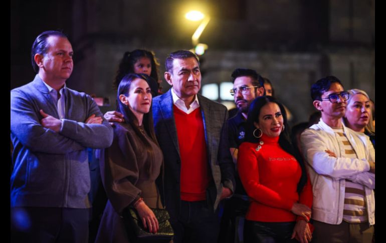 Con fuegos artificiales, un espectáculo de luces en la fachada de la Catedral, shows en vivo y el tradicional encendido del árbol, el Centro Histórico de Guadalajara recibió la Navidad con la inauguración del Festival Ilusionante 2025.EL INFORMADOR / J. Acosta