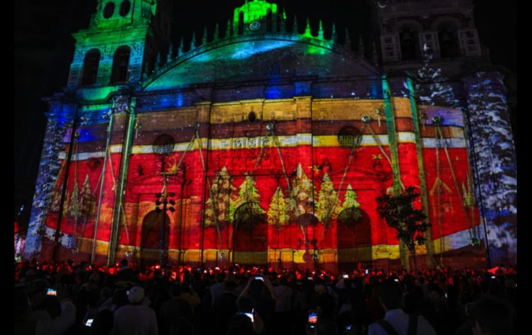 Con fuegos artificiales, un espectáculo de luces en la fachada de la Catedral, shows en vivo y el tradicional encendido del árbol, el Centro Histórico de Guadalajara recibió la Navidad con la inauguración del Festival Ilusionante 2025.EL INFORMADOR / J. Acosta