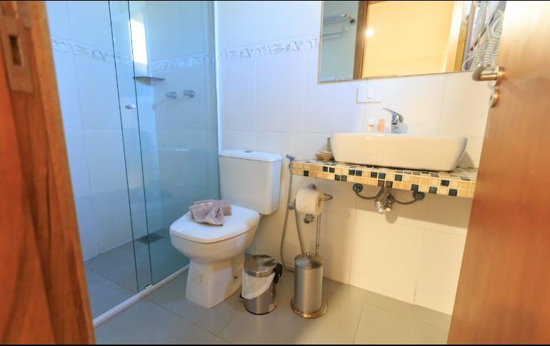 De acuerdo con información de HomeCenter, la causa principal suele relacionarse con la descomposición de residuos y la acción de bacterias dentro de las tuberías.  Pexels