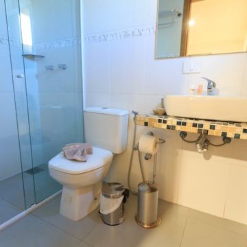 De acuerdo con información de HomeCenter, la causa principal suele relacionarse con la descomposición de residuos y la acción de bacterias dentro de las tuberías.  Pexels