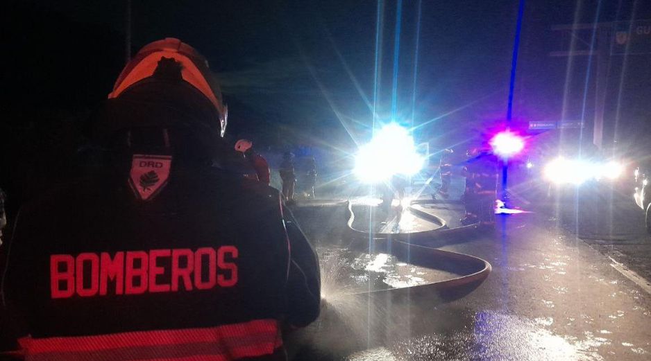 Se aplicó un químico en espuma para neutralizar el hidrocarburo y evitar la evaporación de residuos. X/ PCyBomberosZapopan