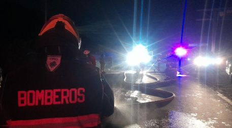 Se aplicó un químico en espuma para neutralizar el hidrocarburo y evitar la evaporación de residuos. X/ PCyBomberosZapopan