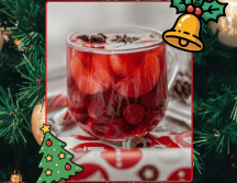 En México, el ponche se arraigó como una tradición entre noviembre y enero, coincidiendo con la cosecha de sus ingredientes base. ESPECIAL/Canva