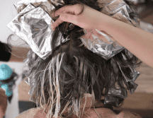 Retirar un tinte sin maltratar el cabello exige equilibrio entre la practicidad y cuidado de la fibra capilar. ESPECIAL/Canva