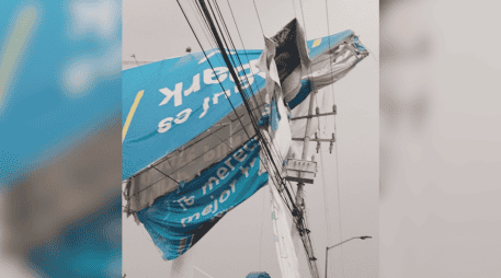 Debido a la intensidad y a los fuertes vientos, se reportó también un espectacular a punto de caer. ESPECIAL