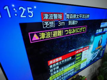 Una alerta de tsunami se muestra en un televisor en Yokohama, cerca de Tokio, el lunes 8 de diciembre de 2025. Tras un fuerte sismo en la costa norte de Japón, se emitió una alerta de tsunami. AP/E. Hoshiko