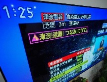 Una alerta de tsunami se muestra en un televisor en Yokohama, cerca de Tokio, el lunes 8 de diciembre de 2025. Tras un fuerte sismo en la costa norte de Japón, se emitió una alerta de tsunami. AP/E. Hoshiko