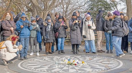 Seguidores de John Lennon se reúnen en Strawberry Fields para rendir homenaje al músico en el 45 aniversario de su muerte. EFE
