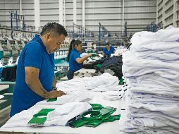 Producción en marcha en las nuevas instalaciones de Lazzar Uniformes en Guadalajara. EL INFORMADOR/ J. Acosta