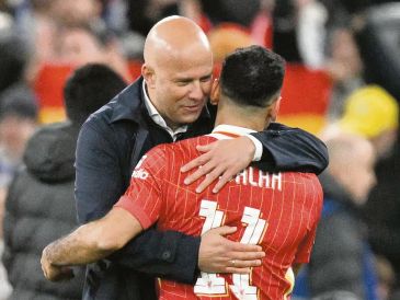 Arne Slot y Mo Salah se han distanciado en los últimos días. AFP/O. Scarff