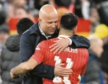 Arne Slot y Mo Salah se han distanciado en los últimos días. AFP/O. Scarff