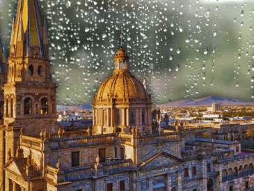Clima en Guadalajara: El pronóstico de lluvia para este día es del 32 por ciento, pero disminuye a partir del miércoles. ESPECIAL / CANVA