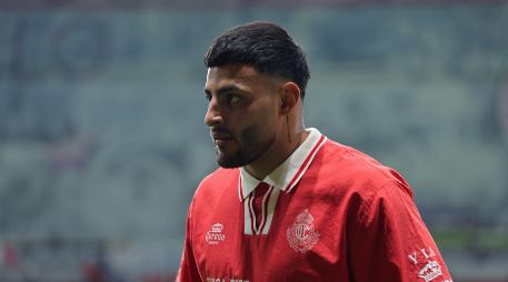 El experto en deportes aseveró que la tardanza en el retorno de Alexis Vega a las actividades del Apertura 2025 se debe a un posible mal manejo de su lesión. Imago7 / ARCHIVO