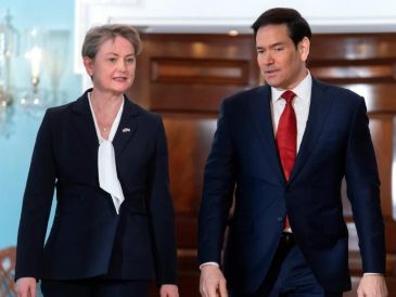 Yvette Cooper,  quien se reunió con el secretario de Estado Marco Rubio, dijo que esas conversaciones “fueron increíblemente claras sobre la fortaleza del compromiso de Estados Unidos con la OTAN”. AP / M. SCHIEFELBEIN