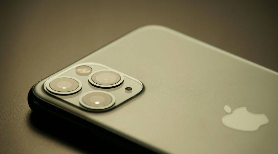 Pese a rumores que hablaban de un simple orificio para la cámara frontal, analistas como Ross Young y Mark Gurman sostienen que Apple optará por una reducción más moderada y elegante de la Dynamic Island. Unsplash