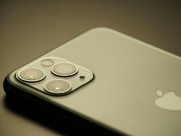 Pese a rumores que hablaban de un simple orificio para la cámara frontal, analistas como Ross Young y Mark Gurman sostienen que Apple optará por una reducción más moderada y elegante de la Dynamic Island. Unsplash