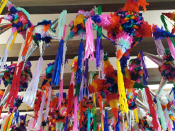 La piñata original era una olla de barro, se le agregó papel de china de colores para hacerla más vistosa y representar los placeres superfluos. CANVA