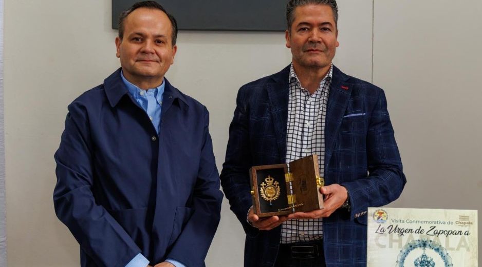 La insignia, un medallón de chapa de oro de 24 quilates, fue diseñada para evocar la fe e historia local. CORTESÍA.