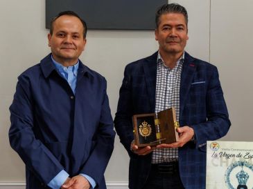 La insignia, un medallón de chapa de oro de 24 quilates, fue diseñada para evocar la fe e historia local. CORTESÍA.