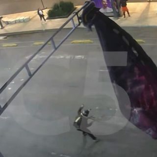 Paracaidista termina colgado en semáforo de CDMX (VIDEO)