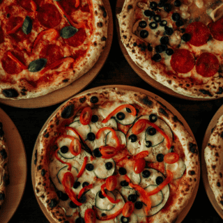 ¿Cuál es el mejor queso para hacer pizza y cómo se hace en casa?