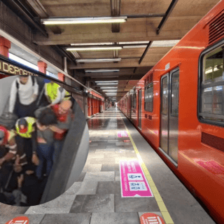 Usuarios resultan lesionados tras caída en escalera del Metro de la CDMX (VIDEO)