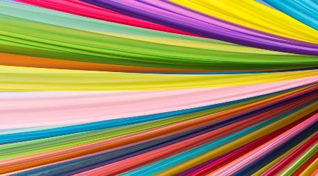 Según Pantone, este color destaca por su presencia expansiva y su capacidad para crear ambientes de amplitud y limpieza visual. Unsplash