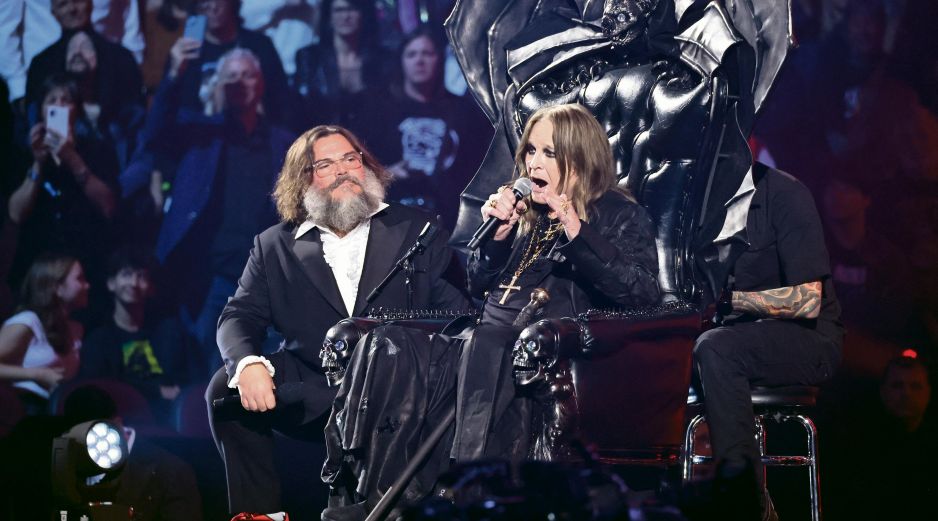 Ozzy Osbourne, cuya muerte en 2025 impulsó búsquedas y homenajes, aparece aquí en el escenario durante la Ceremonia de Inducción al Salón de la Fama del Rock & Roll 2024. AFP