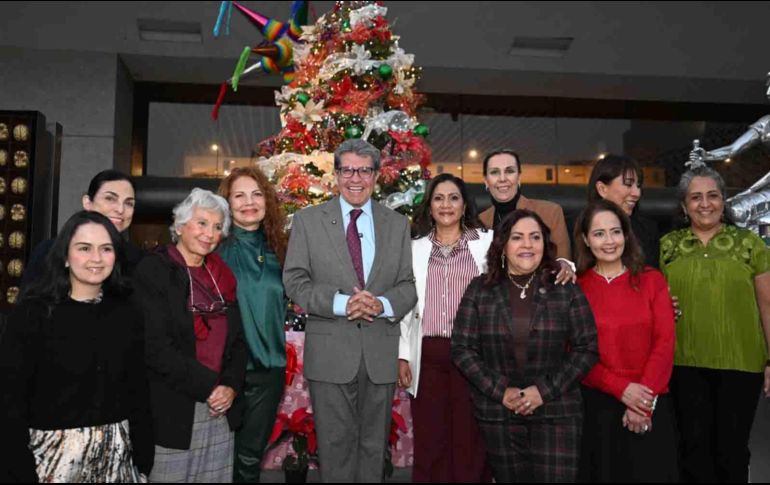 Legisladoras de Morena y Ricardo Monreal, líder de la bancada, posaron junto a adornos navideños en San Lázaro. SUN/ESPECIAL
