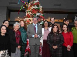 Legisladoras de Morena y Ricardo Monreal, líder de la bancada, posaron junto a adornos navideños en San Lázaro. SUN/ESPECIAL