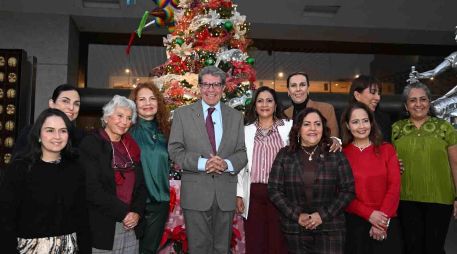 Legisladoras de Morena y Ricardo Monreal, líder de la bancada, posaron junto a adornos navideños en San Lázaro. SUN/ESPECIAL