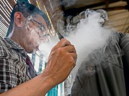 La legislación mexicana ve al vapeo como una amenaza a la salud pública. AFP