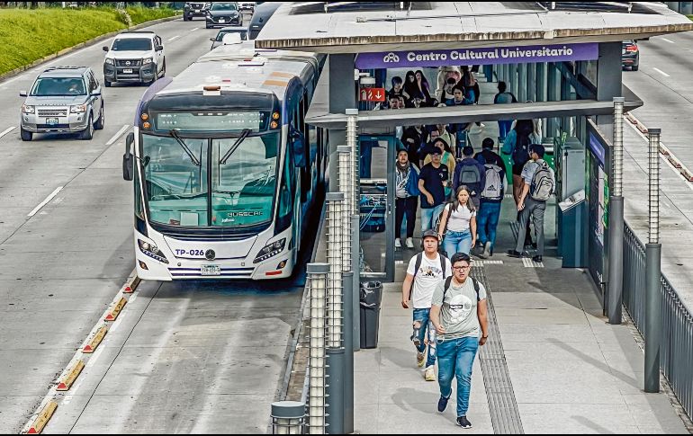 Parte del presupuesto del próximo año se destinará para ampliar y modernizar las Líneas 1 y 2 del Tren Ligero, el Peribús y los camiones eléctricos que operarán por la Carretera a Chapala. EL INFORMADOR/ A. Navarro