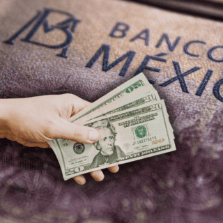 Peso mexicano se mueve poco ante el dólar esta mañana