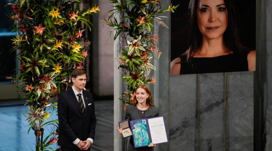 El director del instituto noruego del Nobel y el portavoz de Machado, dijeron más temprano este miércoles que ella no podría asistir a la ceremonia. En su lugar, lo hizo su hija Ana Corina Sosa. EFE/S. LYSBERG