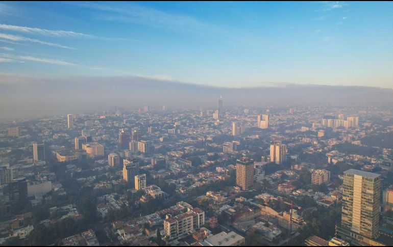 Habitantes de la metrópoli hacen frente al aire sucio y las enfermedades que la contaminación ambiental generan. EL INFORMADOR/ARCHIVO