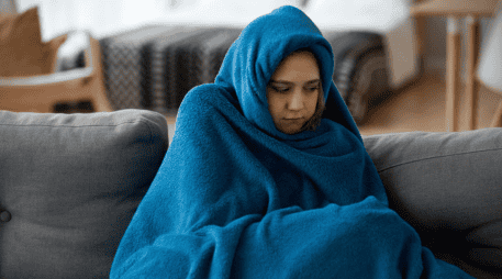 La percepción del frío es un fenómeno complejo que va más allá del peso corporal. Sin embargo, la evidencia apunta a que la composición corporal influye de manera importante.  CANVA