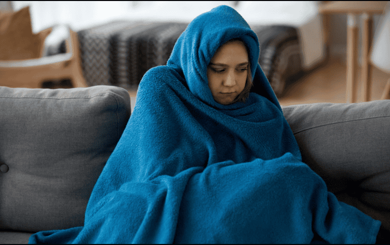 La percepción del frío es un fenómeno complejo que va más allá del peso corporal. Sin embargo, la evidencia apunta a que la composición corporal influye de manera importante.  CANVA