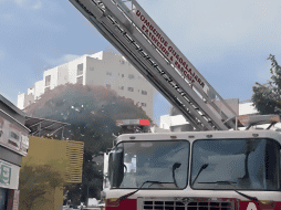 Hasta ahora no se reportan personas lesionadas, mientras tanto otras más fueron evacuadas del lugar. X / Protección Civil y Bomberos Guadalajara