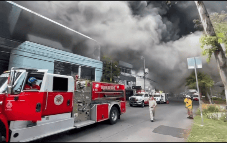 Primeras imágenes del incendio en un bar de Providencia, Guadalajara. FB / Protección Civil y Bomberos de Guadalajara