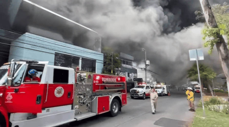 Primeras imágenes del incendio en un bar de Providencia, Guadalajara. FB / Protección Civil y Bomberos de Guadalajara